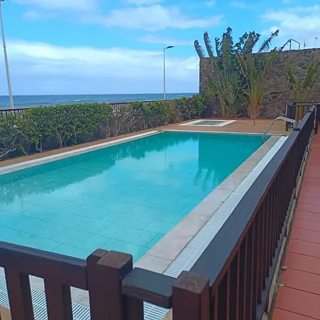 Apartman Giraud Ii - Secluded Beachfront Duplex